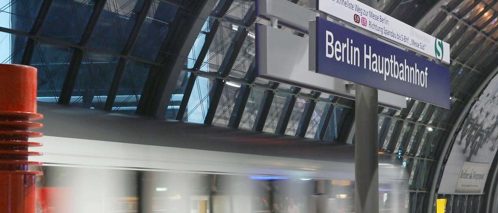 Zugverkehr heute nur eingeschränkt möglich: Im Berliner Hauptbahnhof krachte ein Werbebanner auf die Gleise.