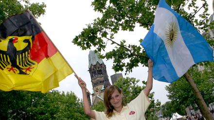 Die Fahnen von Deutschland und Argentinien. Seit 20 Jahren sind Berlin und Buenos Aires Partnerstädte. 