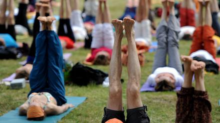 Immer schön locker bleiben. Mehr als 7000 Besucher kamen zum Yoga-Festival, das an diesem Wochenende zum letzten Mal am Havelufer in Kladow stattfand. Weil der Platz für Zelte und Autos dort nicht ausreicht, suchen die Veranstalter eine neuen Standort..