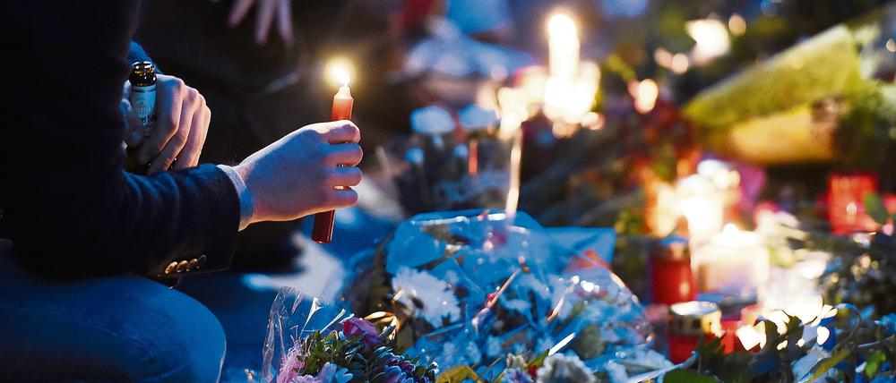 Kerzen erinnern auf dem Pariser Platz an die Opfer des Terrors.