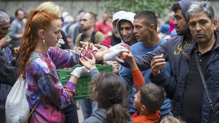Flüchtlinge am Lageso in Berlin-Moabit werden von freiwilligen Helfern betreut.
