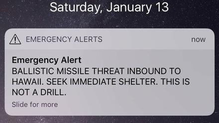 Handy-Display mit der Nachricht, die vor einer Raketen auf Hawaii warnt. 