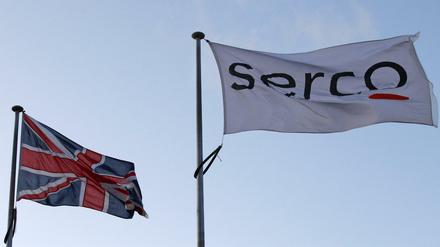 Eine Serco-Flagge über einem Gefängnis in England. Nun sucht die umstrittene Firma in Berlin Mitarbeiter. 