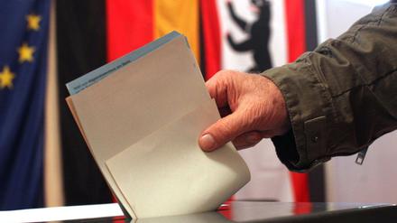 Ein Mann wirft 2011 in Berlin seine Stimme zur Wahl des Abgeordnetenhauses in eine Urne. 