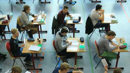Schülerinnen und Schüler schreiben ihre Abiklausur in Englisch. Das Fach ist in Berlin nicht von dem Diebstahl betroffen.