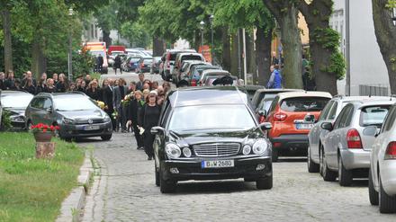 Fast 500 Menschen nahmen in Kaulsdorf eine Woche nach dem Sexualmord an der 18-jährigen Hanna bei einer Trauerfeier von ihr Abschied.