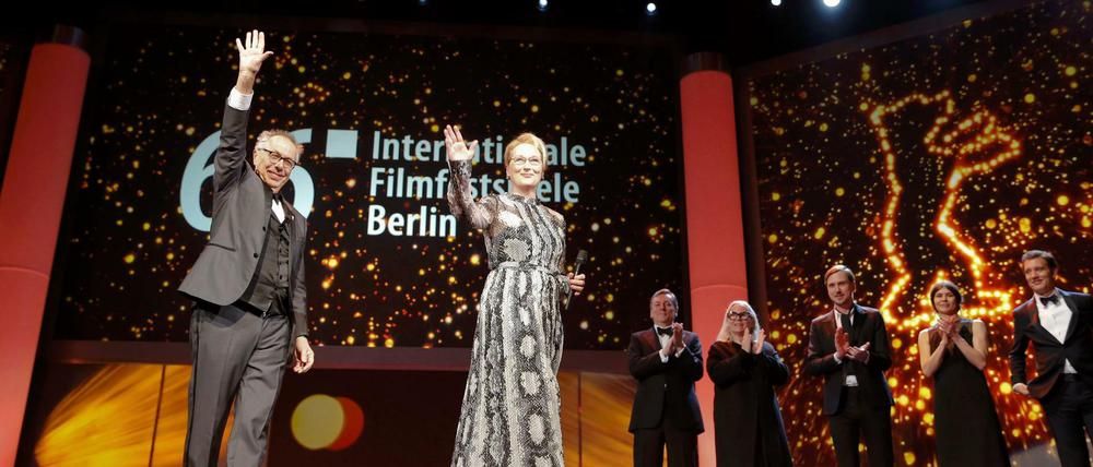 Die Magie des Eröffnungs-Moments mit Berlinale-Direktor Dieter Kosslick und Jurypräsidentin Meryl Streep sowie der Festival-Jury. Danach durfte gefeiert werden.