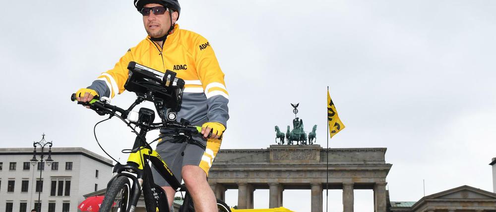 Der ADAC setzt ab sofort in Berlin zwei E-Bikes für die Hilfe bei Pannen von Autofahrern ein. 