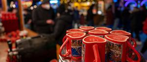 ARCHIV - 05.11.2021, Berlin: Glühwein-Tassen stehen an einem Glühwein-Stand auf dem Weihnachtsrummel ·Winterzauber Berlin·.  (zu dpa "Weihnachtsmärkte öffnen mit Corona-Auflagen") Zentralbild/dpa +++ dpa-Bildfunk +++