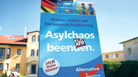 Das AfD-Wahlplakat wurde mit einem "FCK AFD"-Sticker überklebt.