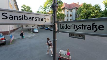 Ein Straßenschild mit den Namen «Sansibarstraße» und «Lüderitzstraße» an einer Kreuzung im afrikanischen Viertel in Berlin.