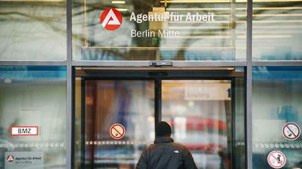 Ein Mann betritt die Agentur für Arbeit in Berlin-Mitte