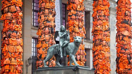 Die Rettungswesten am Konzerthaus am Gendarmenmarkt wurden nach nur vier Tagen wieder abmontiert. Viele Besucher hätten das Kunstwerk von Ai Weiwei gerne länger in Berlin gesehen.
