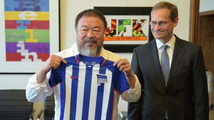 Ein bisschen klein. Ai Weiwei erhält vom Regierenden Bürgermeister Michael Müller ein Hertha-Trikot - für seinen Sohn. 