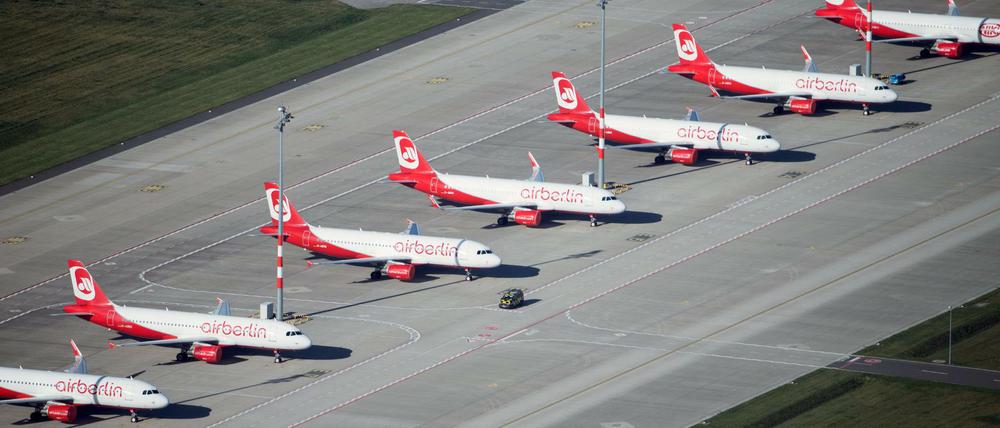 Flugzeuge der insolventen Fluggesellschaft Air Berlin stehen hintereinander auf dem Vorfeld des Hauptstadtflughafens BER in Schönefeld.