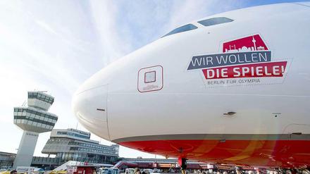 Air Berlin hat einen Airbus mit dem Berliner Olympia-Logo verziert. Die untere Zeile muss aber überklebt werden.