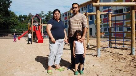 Die Kurdin Avan R. (31) mit ihrem Mann Sangar R. (33) und der gemeinsamen Tochter (4) auf dem Spielplatz des Containerdorfes. Der sechsjährige Sohn befand sich zu diesem Zeitpunkt gerade in der Schule.