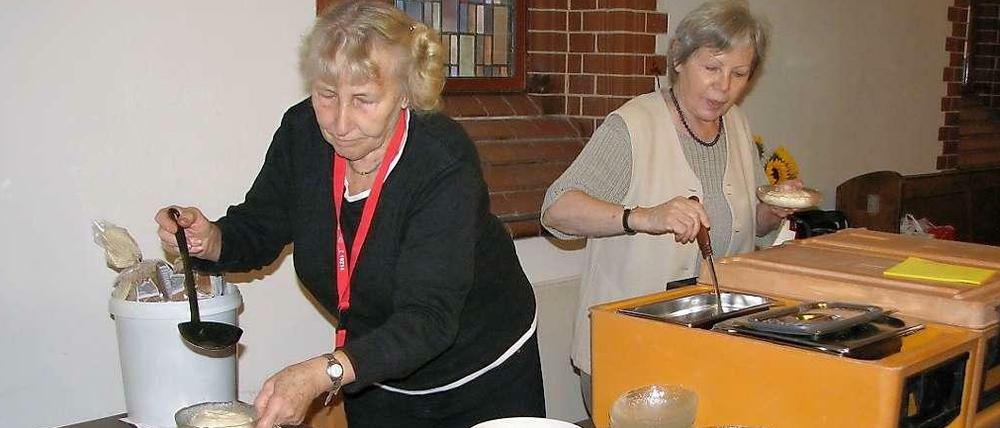 Viele freiwillige, fleißige Helfer tragen die Aktion Warmes Essen in Zehlendorf. 
