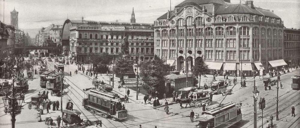 Groß, größer, Groß-Berlin. Der Alexanderplatz, aufgenommen im Sommer 1906. Im Oktober des Vorjahres hat das Kaufhaus Tietz mit dem charakteristischen Globus auf dem Dach eröffnet, das bis dato größte Warenhaus der Stadt.