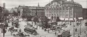 Groß, größer, Groß-Berlin. Der Alexanderplatz, aufgenommen im Sommer 1906. Im Oktober des Vorjahres hat das Kaufhaus Tietz mit dem charakteristischen Globus auf dem Dach eröffnet, das bis dato größte Warenhaus der Stadt.