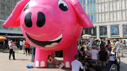 Im Schatten des Schweines. Mega-Werbung am Alexanderplatz
