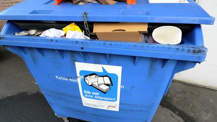 Mitarbeiter der BSR-Tochter Berlin Recycling GmbH streiken in Berlin.