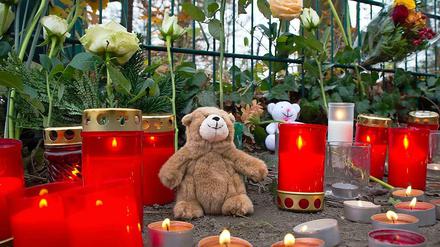 Zum Gedenken. Im November 2013 wurden Kuscheltiere und Kerzen zum Tatort gebracht. Hier in Eichwalde war die 14-jährige Alyssa erstochen worden.
