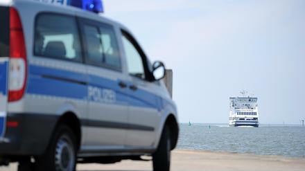 Polizisten rätseln, wie die Frau auf die Nordsee-Insel kam.