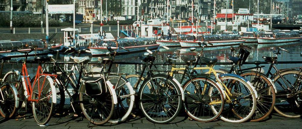 Amsterdam ist eine echte Fahrradstadt. Die engen Gassen und die viele Grachten sind besser per Drahtesel zu erkunden - das haben auch die Touristen verstanden. Nicht immer zur Freude der Einheimischen.