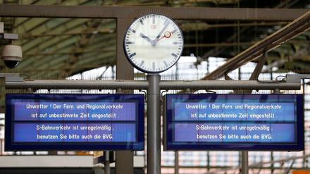 Der Sturm "Herwart" hat starke Auswirkungen auf die Region. Über Zugausfälle informiert dieses Schild am Ostbahnhof.