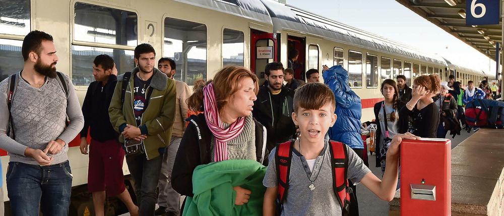 Angekommen. Bereits am Dienstag traf ein Sonderzug mit Flüchtlingen in Schönefeld ein.
