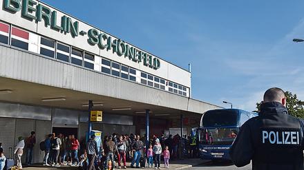 Am Bahnhof Schönefeld rollt täglich ein Intercity aus Bayern ein, voll besetzt mit Flüchtlingen.