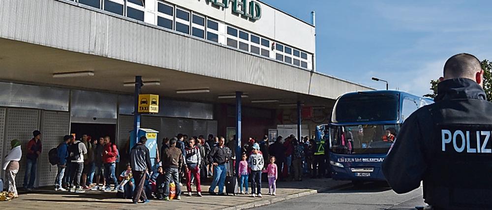 Am Bahnhof Schönefeld rollt täglich ein Intercity aus Bayern ein, voll besetzt mit Flüchtlingen.