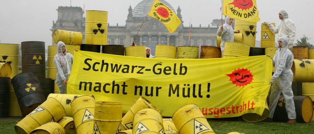 Wohin mit dem Atommüll? Kernkraftgegner tragen den radioaktiven Abfall symbolisch vor den Reichstag.