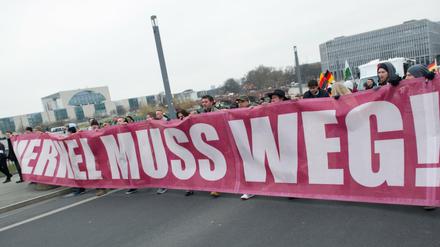 Marsch durch Regierungsviertel. 3000 Menschen kamen zur rechten Demo in Berlin.