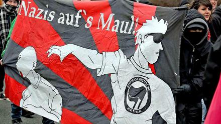 Mitglieder der Antifa protestieren am 13.04.2013 gegen einen Aufmarsch von Rechtsextremisten im sächsischen Plauen.