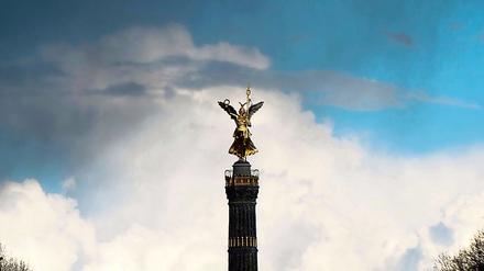 Dunkle Wolken hängen in Berlin über der Siegessäule (Archivbild). 