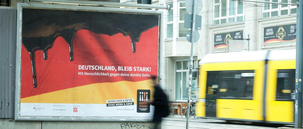 Mit Menschlichkeit gegen Deutschlands dunkle Seite. Eine Kampagne gegen Rechts des Vereins "Gesicht zeigen!" mit 600 Plakaten bundesweit.