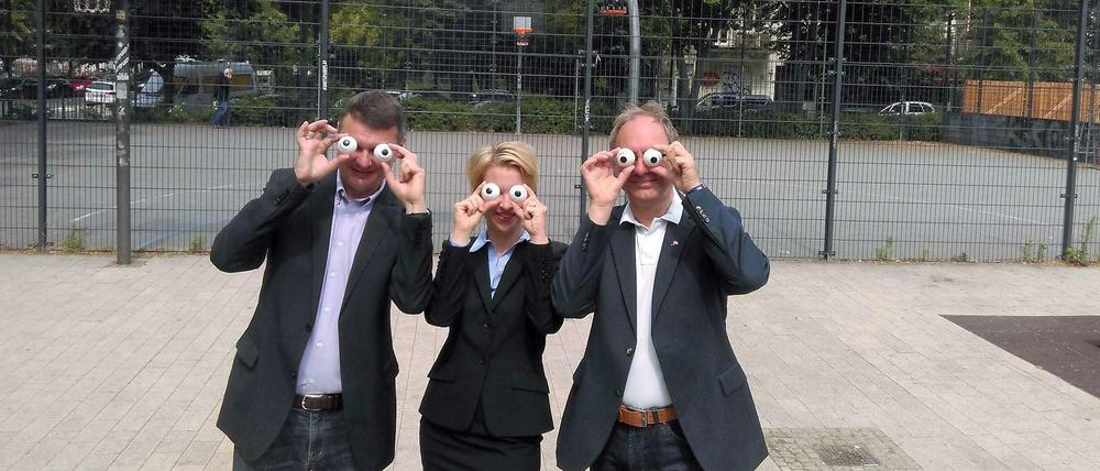 Haben ein kritisches Auge auf Müll in Parks und Straßen geworfen: Burkhard Kieker, Tanja Wielgoß und Peter Beckers bei der Aktion AugenAufBerlin.