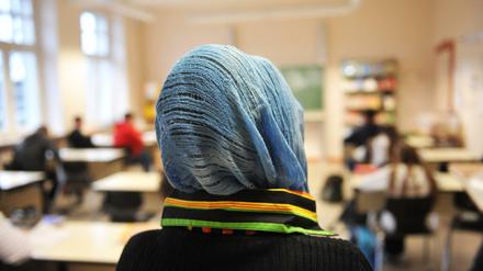 Eine Schülerin mit Kopftuch. Lehrerinnen an allgemeinbildenden Schulen dürfen in Berlin kein Kopftuch tragen. 