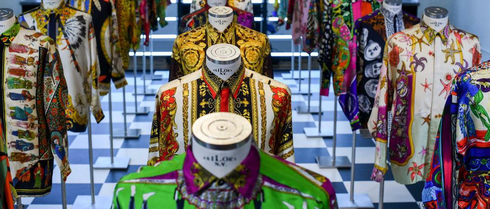 Kreationen des Designers Gianni Versace sind in einer Ausstellung über den Modeschöpfer im Kronprinzenpalais zu sehen.