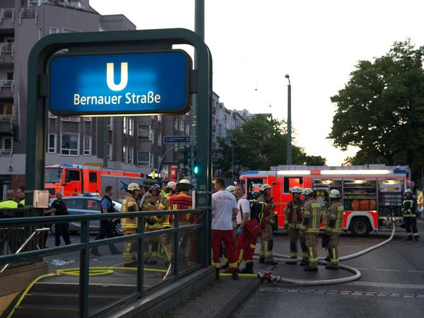Rettungskräfte und Einsatzfahrzeuge stehen am U-Bahnhof Bernauer Straße. Dort ist ein Auto aus bislang unbekannten Gründen eine Treppe zum Bahnsteig hinuntergefahren.