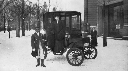 Die Opernsängerin Johanna Gadski mit ihrem Automobil im verschneiten Berlin, aufgenommen zu Beginn des Jahres 1907.