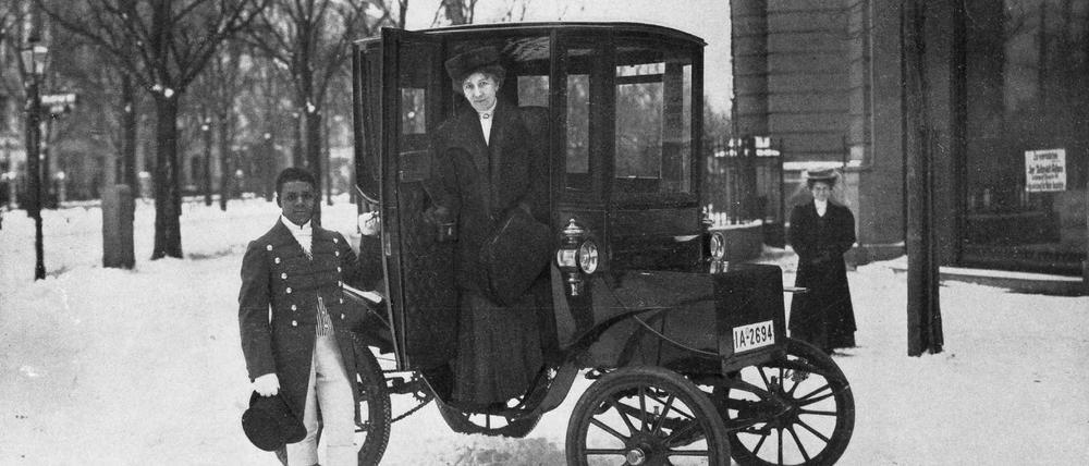 Die Opernsängerin Johanna Gadski mit ihrem Automobil im verschneiten Berlin, aufgenommen zu Beginn des Jahres 1907.
