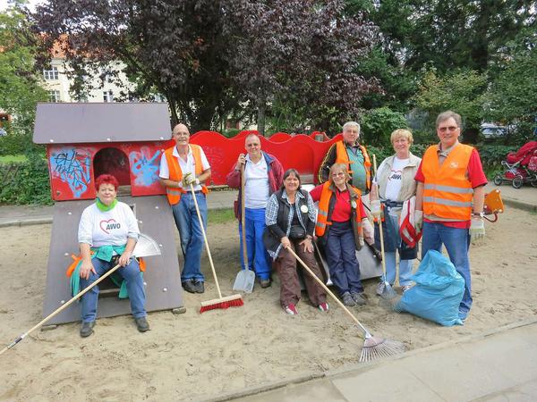 Die AWO Südwest hat zusammen mit freiwilligen Helfern den Spielplatz am Rathaus Lankwitz gesäubert