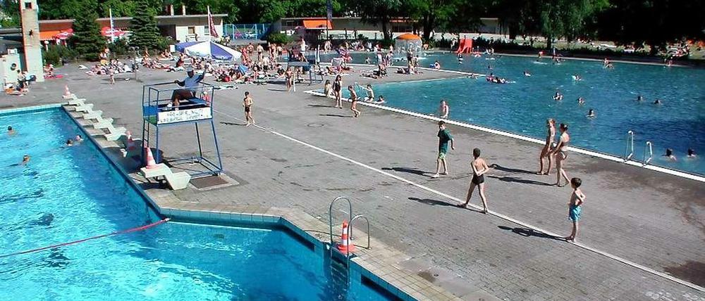 Spaßbad oder Kombibad. Die Berliner wollen laut einer Umfrage beides: Freizeitvergnügen und Sportschwimmen.