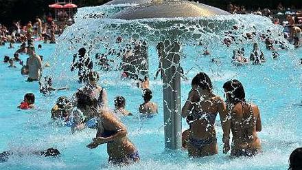 Spaßbad contra Kombibad. Die Berliner sind laut einer Umfrage mehrheitlich für einen Neubau, der beides bietet: Freizeitvergnügen und Sportschwimmen.
