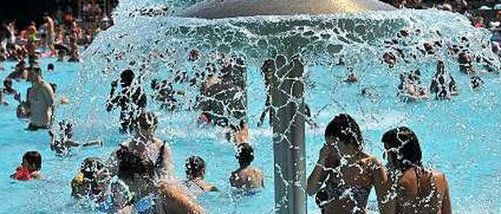 Spaßbad contra Kombibad. Die Berliner sind laut einer Umfrage mehrheitlich für einen Neubau, der beides bietet: Freizeitvergnügen und Sportschwimmen.