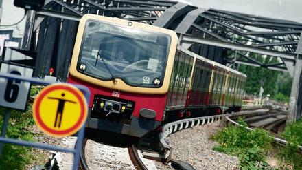 Ungewisse Zukunft: Eine Berliner S-Bahn der Deutschen Bahn (DB) bei der Einfahrt in den S-Bahnhof Treptower Park.