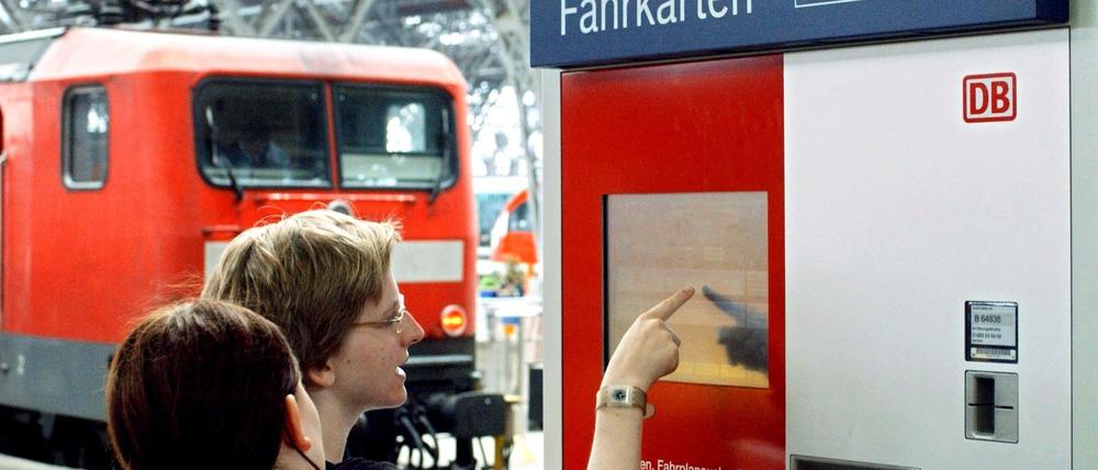 Achtung! Die Bahn warnt vor Betrug am Fahrkartenautomat.